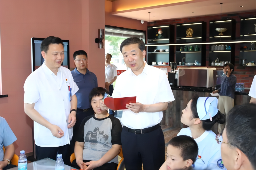無(wú)錫市委常委、江陰市委書(shū)記許峰到市第三人民醫(yī)院調(diào)研